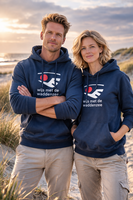 Thomas en Anne op het Ameland‑strand tijdens zonsondergang, gekleed in navyblauwe &lsquo;wijs met de waddenzee hoodies