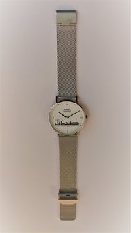 Horloge 36 mm. of 40 mm. Witte wijzerplaat met zwarte opdruk, zilver kast, zilver staalband.