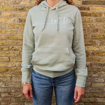 Sage groene hoodie, model loose fit.