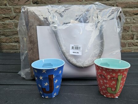 Tas en 2 bekers letter J