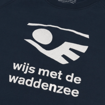 logo sweater Wijs met de Waddenzee - Sweater &ndash; Wijs met de waddenzee &ndash; Marine blauw &ndash; unisex