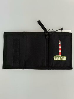 Open zwarte portemonnee met Ameland-vuurtorenprint en klittenbandflap, souvenir van het Waddeneiland
