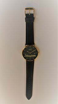 Goudkleurig 40mm horloge met zwarte wijzerplaat, zwarte lederen band en gouden skyline van Ameland