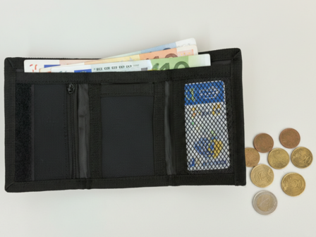 Zwarte Ameland-portemonnee m-witte rode vuurtoren en groene tekst AMELAND op de voorkant binnenkant