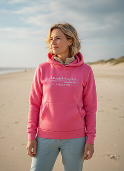 Ameland-Hoodie-Pink-Anne-op-strand