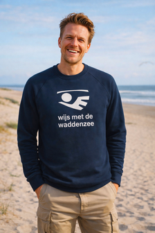 Sweater Wijs met de Waddenzee heren - Sweater &ndash; Wijs met de waddenzee &ndash; Marine blauw &ndash; model Thomas