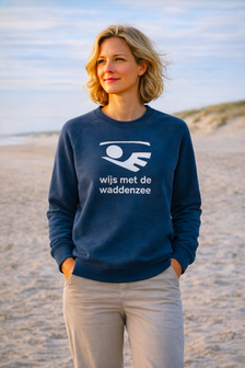 Sweater Wijs met de Waddenzee heren - Sweater &ndash; Wijs met de waddenzee &ndash; Marine blauw &ndash; model Anne
