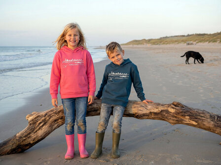 Ameland-Kinderhoodie-strand-Tess en Daan