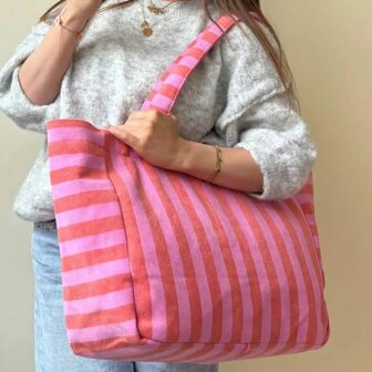 Grote roze shopper met rode strepen.