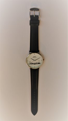 Horloge 36 mm. of 40 mm. Witte wijzerplaat met zwarte opdruk, zilver kast, zwarte lederband