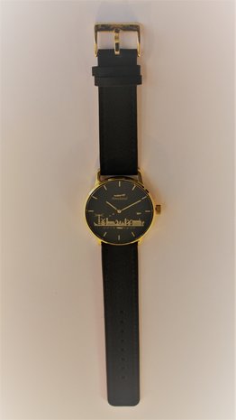 Horloge 43mm Zwarte wijzerplaat met gouden 3D opdruk. Leverbaar met zwarte of donkerbruine lederband.