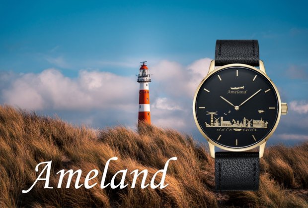 Horloge 43mm Zwarte wijzerplaat met gouden 3D opdruk. Leverbaar met zwarte of donkerbruine lederband.
