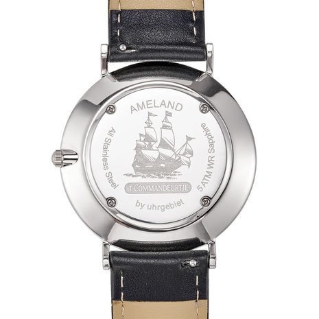 Horloge 36 mm. of 40 mm. Witte wijzerplaat met zwarte opdruk, zilver kast, zwarte lederband