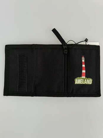 Open zwarte portemonnee met Ameland-vuurtorenprint en klittenbandflap, souvenir van het Waddeneiland
