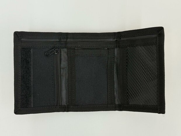 Binnenzijde van zwarte Ameland-portemonnee met ritsvak, twee insteekvakken en transparant meshvak