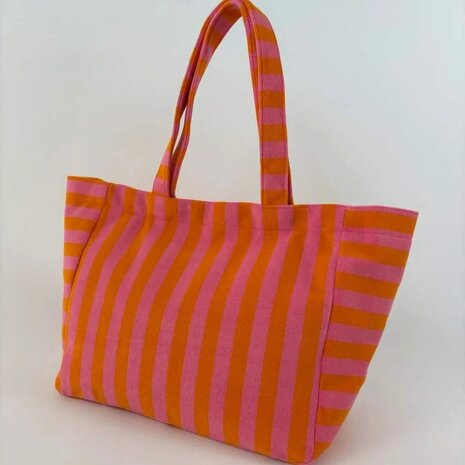 Grote roze shopper met rode strepen.